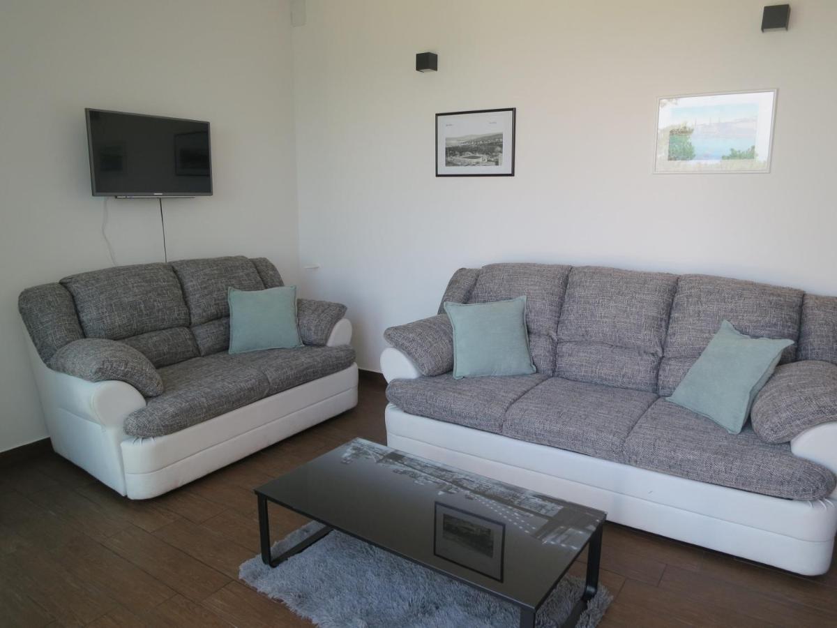 Apartment Prejac By The Beach Malinska Oda fotoğraf
