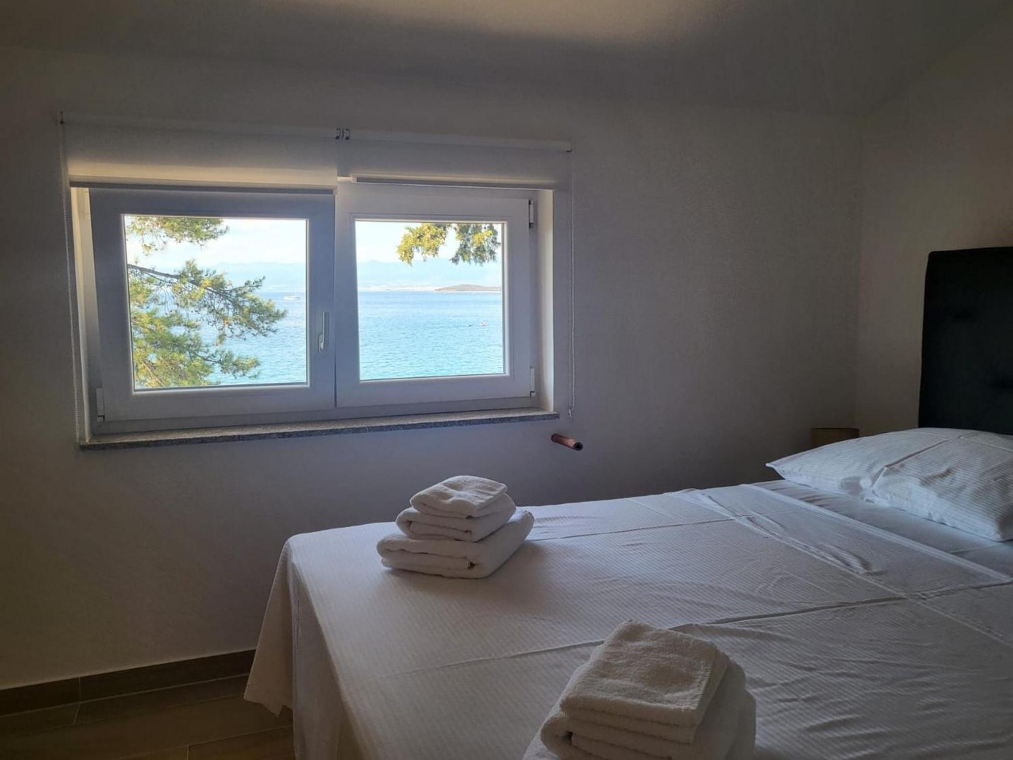 Apartment Prejac By The Beach Malinska Oda fotoğraf